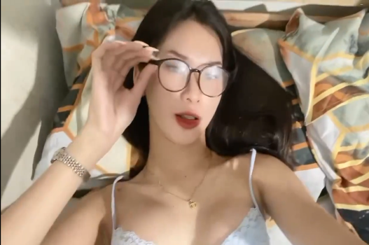 Xinh vú to làm con cu anh cứng